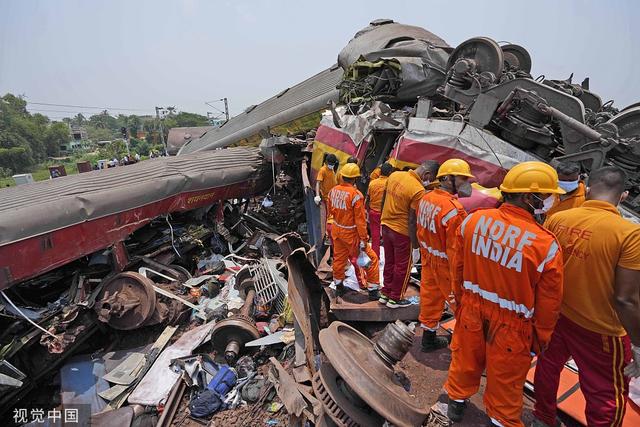 印度列车与货车相撞造成275人死亡