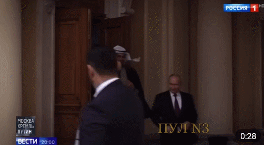 普京总统把自己外套给阿联酋总统披上