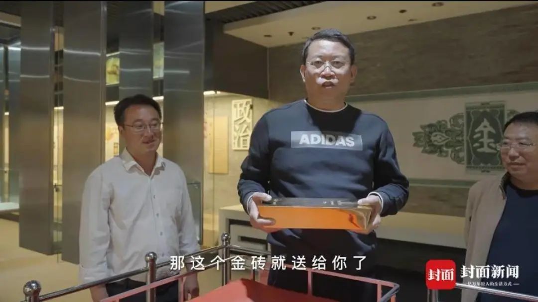 山东烟台招远文旅局：单手拿起25公斤金砖就送