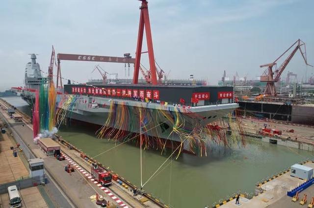 福建舰中国第三艘航母下水:配电磁弹射装置