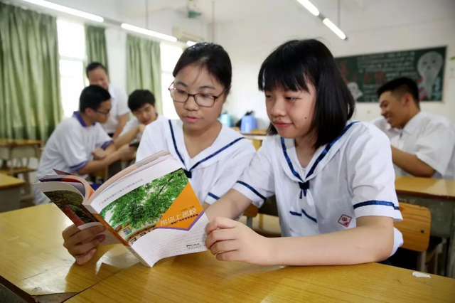 男同学搭讪女同学被拒暴打女同学