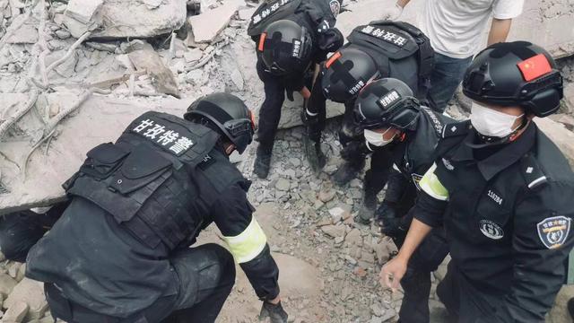 泸定地震特警救出3名被埋人员却无缘与父亲和妹妹天各一方