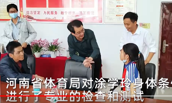 河南身高1.9米12岁小学生及她姐姐被体育局选中
