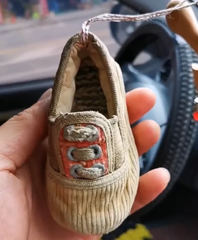 贵州男子将妈妈做的布鞋当汽车挂件