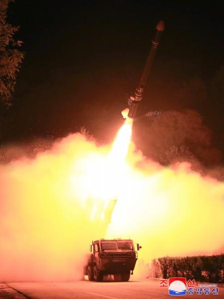 朝鲜12日发射两枚远程战略巡航导弹