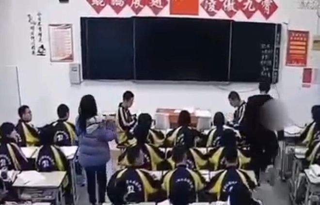 学生辱骂老师遭飞踹涉事该老