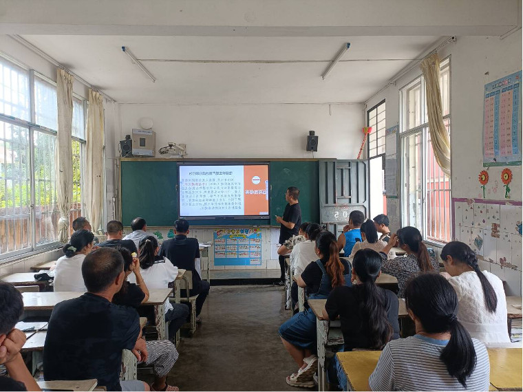 杨万乡用心护蕾  护航成长