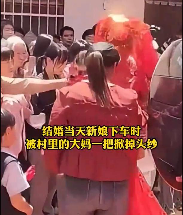 论教养的重要性(新娘下轿被大妈强扯头纱)