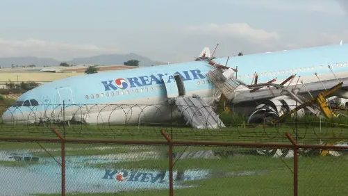 韩国客机在菲律宾宿务机场冲出机场