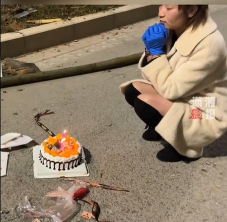 女子生日在车祸现场吹蜡烛过生日