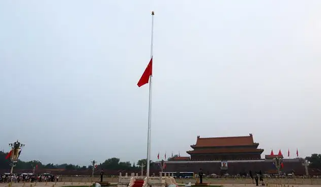 北京天安门新华门等地下半旗为江泽民志哀