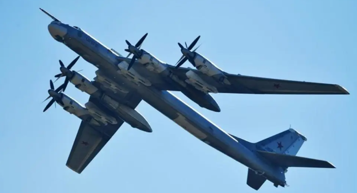 俄军图95战略轰炸机降落中国机场