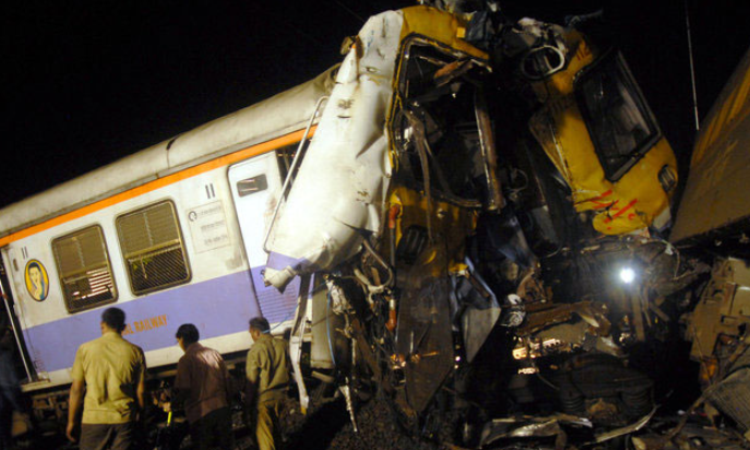 印度奥里萨邦发生特快列车与货运列车相撞事故
