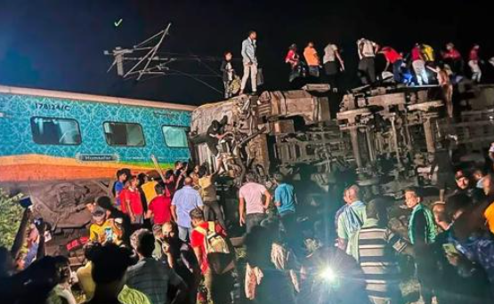 印度奥里萨邦火车事故已致207人死亡超900人伤